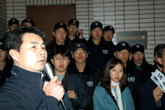 △자신을 영도에서 알장사하는 사람이라며 밝힌 이 시민은 "독도의 날을 제정하고도 고이즈미가 PAEC때 부산땅을 밟을 수 있는지 두고보자"며 경고했다. 